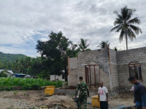 Wujud Kemanunggalan TNI dan Rakyat, Babinsa Bantu Pembangunan Rumah Warga