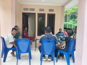 Pererat Silaturahmi, Babinsa Kodim 1603/Sikka Gelar Komsos di Wilayah Binaan