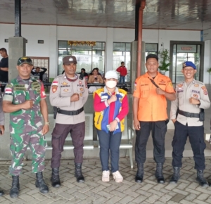 Babinsa Koramil Alak Amankan Nataru Pelabuhan Bandara Kupang