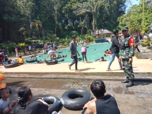 Himbau Para Pengunjung Wisata, Babinsa Aik Bukak Tekankan Jaga Keamanan Keluarga