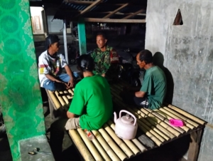 Perkuat Kamtibmas, Babinsa Pekat Pantau Ronda Malam Warga