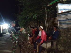 Patroli Malam Babinsa Desa Nisa Ingatkan Warga Jauhi Narkoba dan Judi Online