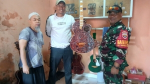 Sambang Warga, Babinsa Ampenan Tengah Dukung Keamanan dan UMKM