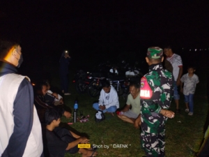 ‎Jaga Kamtibmas, Babinsa Labuhan Lombok Sampaikan Imbauan Saat Patroli Malam