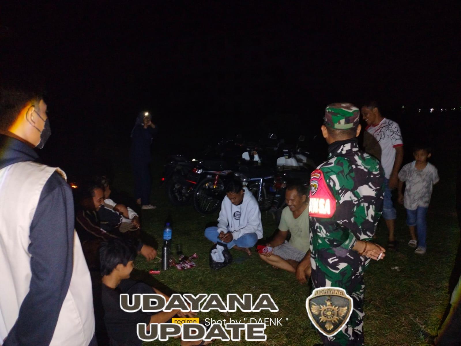 Jaga Kamtibmas, Babinsa Labuhan Lombok Sampaikan Imbauan Saat Patroli Malam