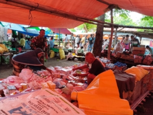 Jaga Kamtibmas Pasar, Babinsa Koramil 1602-04/Maurole Hadir di Tengah Warga