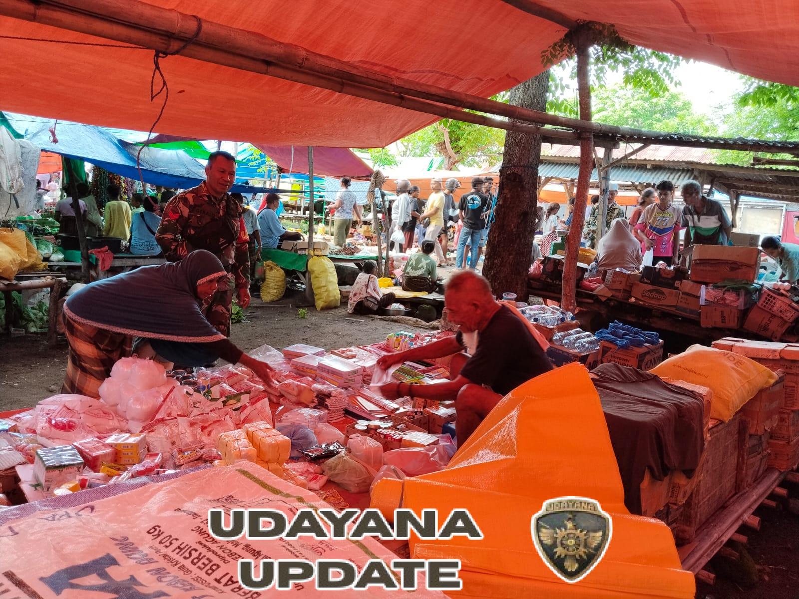 Jaga Kamtibmas Pasar, Babinsa Koramil 1602-04/Maurole Hadir di Tengah Warga