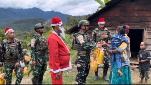 Bingkisan Natal, Bukti Negara Hadir di Papua Lewat Satgas Yonif 743/PSY