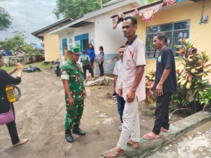 Perkuat Kamtibmas, Babinsa Ende Monitoring dan Berkomunikasi dengan Warga Desa Bomba