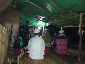 Babinsa Piong dan Donggo Bersama Warga Jaga Keamanan Malam Hari