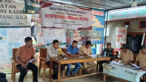 Wujudkan Pembangunan Transparan, Babinsa Koramil 1630-02/Lembor Kawal Penetapan APBDes Liang Sola 2026