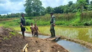 Pererat Kedekatan, Babinsa Koramil Loli Komsos Bersama Petani Diratana