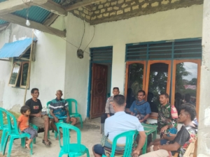 Tingkatkan Kedekatan dengan Warga, Babinsa Koramil 02/Walakaka Laksanakan Komsos