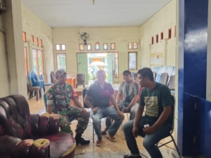 Komsos Babinsa Desa Darussalam Perkuat Silaturahmi dan Keamanan Warga