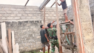 Babinsa Koramil 1602-04/Maurole Bantu Pembangunan Rumah Layak Huni dan Laksanakan Komsos di Desa Neotonda