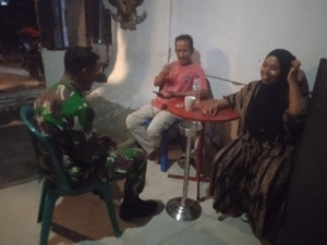 Sertu Muhtar Pimpin Patroli Malam Koramil Sekongkang, Warga Diimbau Jaga Keamanan Lingkungan