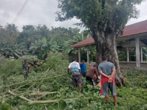 Dukung Pemberdayaan Ekonomi Desa, Babinsa Bersihkan Lokasi Koperasi Merah Putih