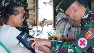 Peduli Kesehatan Warga, Satgas Pamtas Bersama Karang Taruna Laksanakan Yankes Keliling