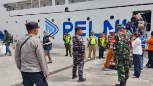 Amankan Aktivitas Pelabuhan, Babinsa Ende Pantau Kedatangan dan Keberangkatan Kapal KM AWU