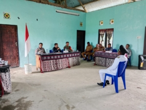 Babinsa Kodim 1627/Rote Ndao Hadiri Pelantikan Kepala Desa Temas di Rote Barat Laut