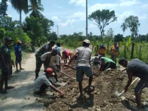 Timbun Jalan Desa Yang Rusak, Babinsa Bantu Perlancar Akses Transportasi Warga