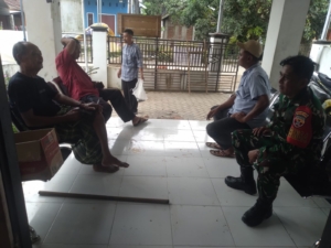 Pererat Sinergi, Babinsa Desa Desaloka Laksanakan Komsos di Kantor Desa