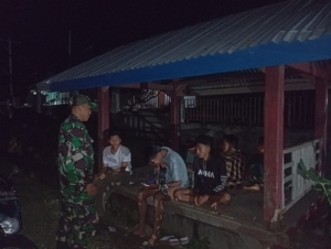 Ciptakan Keamanan Wilayah, Babinsa Pantau Ronda Malam Warga Ointala Atas