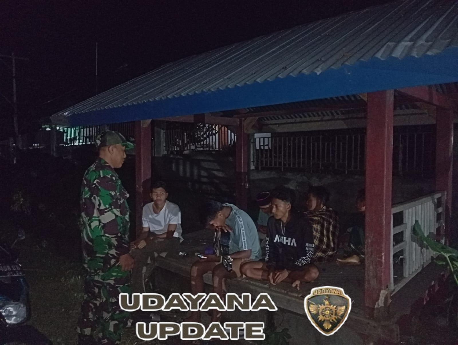 Ciptakan Keamanan Wilayah, Babinsa Pantau Ronda Malam Warga Ointala Atas