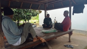 Komsos Babinsa Bentek Perkuat Ronda Malam Warga Dusun Goa