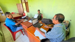 Perkuat Kamtibmas, Babinsa Desa Loboniki Laksanakan Pamwil dan Puldata Kependudukan