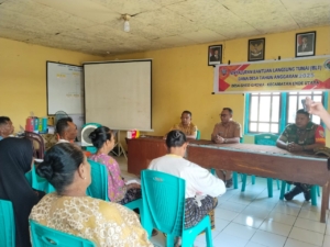 Pastikan Aman dan Tertib, Babinsa Ende Utara Dampingi Pembagian BLT kepada 29 KPM