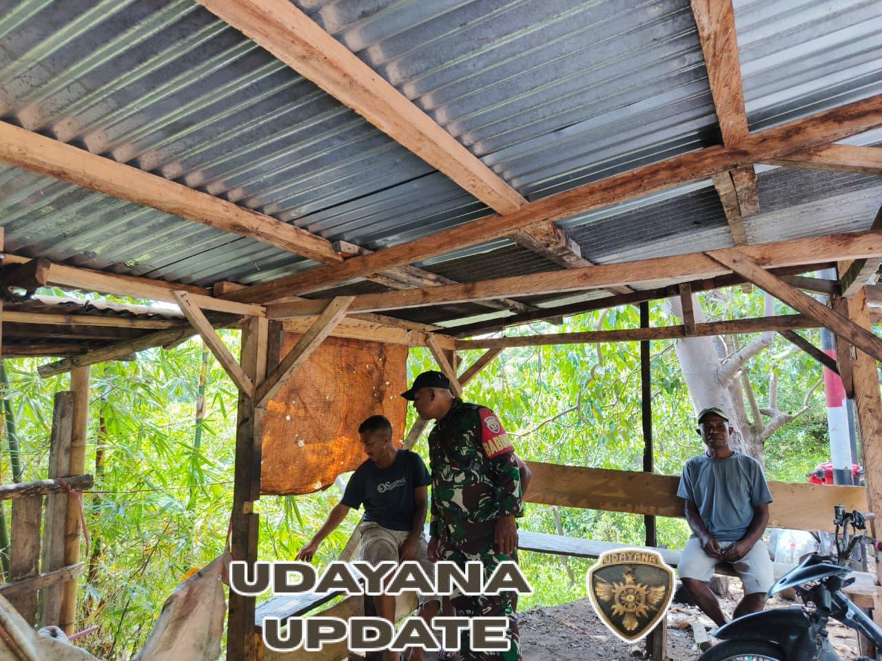 Dekat dengan Warga, Babinsa Wolowaru Laksanakan Komsos di Wilayah Binaan