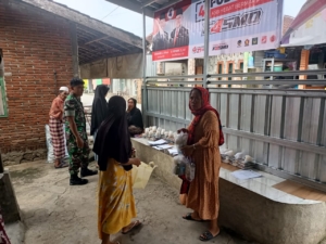 Dukung Kesehatan Ibu dan Anak, Babinsa Seteluk Rea Kawal Program MBG