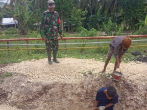 Dukung Perekonomian Warga, Babinsa Kodim 1613/Sumba Barat Pantau Proyek Koperasi