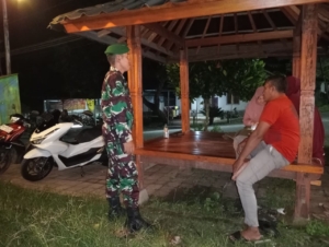 Babinsa Sekongkang Laksanakan Patroli Malam, Imbau Warga Jaga Kamtibmas