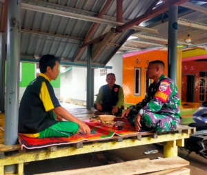 Babinsa Darakunci Himbau Warga Waspada Musim Hujan dan Jaga Keamanan Lingkungan