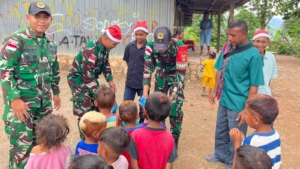 Semarak Natal di Desa Fohululik, Satgas Pamtas Bagikan Hadiah kepada Anak-Anak