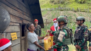 Kasih Natal Satgas Yonif 743/PSY Tembus Pedalaman, Mama Papua Menangis Haru Menerima Berkat Natal