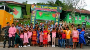 Senyum Anak-Anak Warnai Natal Bersama Satgas Pamtas Pos Lakmars