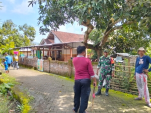 Jaga Kamtibmas, Babinsa Desa Beru Laksanakan Patroli dan Komunikasi Sosial