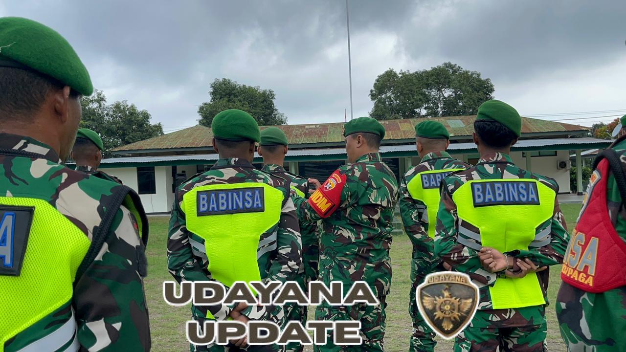 Dandim 1603/Sikka Laksanakan Pengecekan Personel dan Penyerahan Rompi AD Pengamanan Tahun Baru