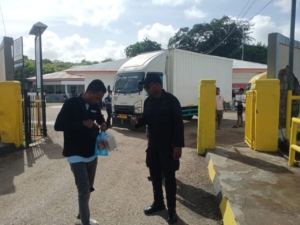 Babinsa Kodim 1627/Rote Ndao Amankan Keberangkatan KM Garda Maritim 3 di Pelabuhan Pantai Baru