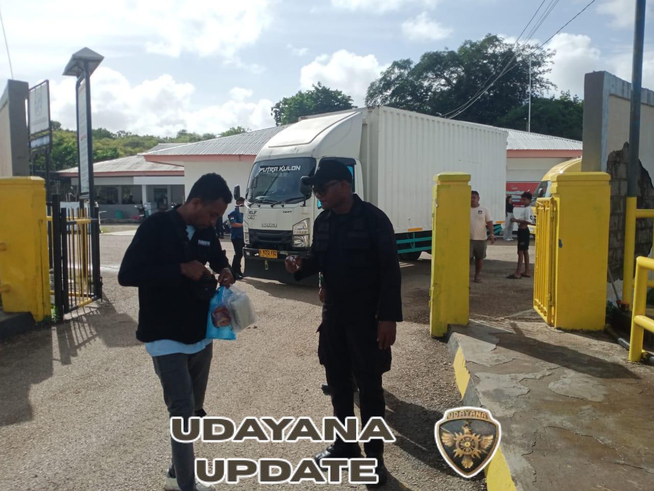 Babinsa Kodim 1627/Rote Ndao Amankan Keberangkatan KM Garda Maritim 3 di Pelabuhan Pantai Baru