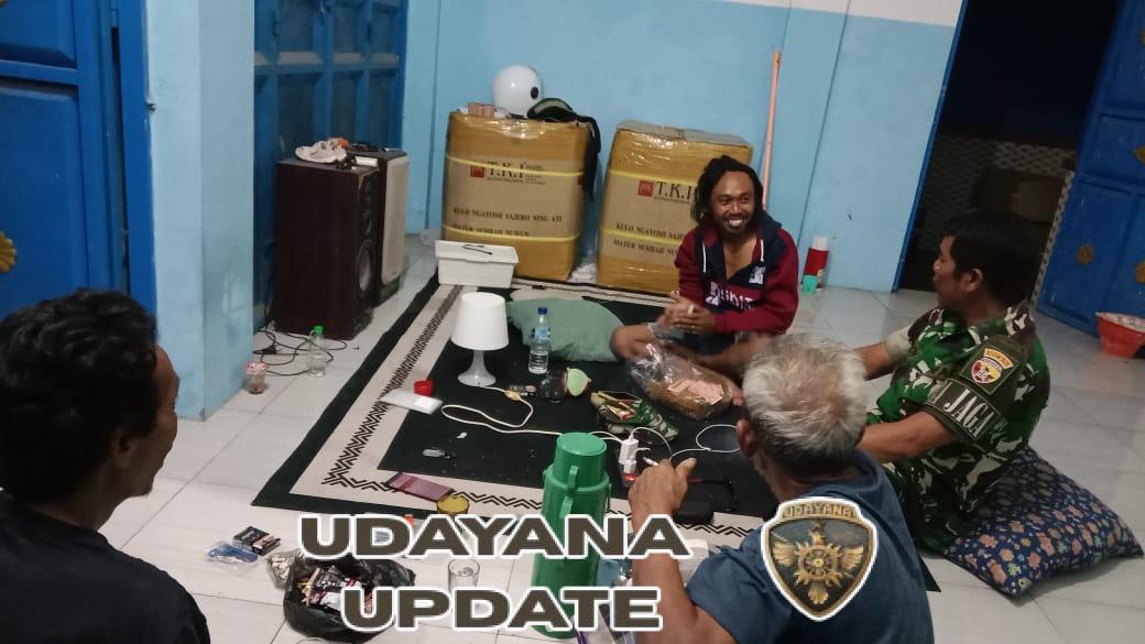 Sertu Jumadi Pimpin Patroli Malam Koramil Poto Tano, Warga Diimbau Jaga Keamanan Lingkungan