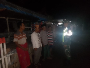Patroli Malam Babinsa Donggo Perkuat Keharmonisan dan Kepedulian Sosial Warga