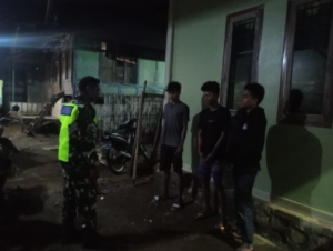 Ciptakan Lingkungan Aman, Babinsa Wawo Gelar Ronda Malam Bersama Warga