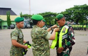 Danrem 161/Wirasakti Pimpin Apel Kesiapsiagaan Menyambut Tahun Baru 2026 dan Penyerahan Simbolis Rompi Babinsa