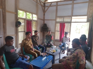 Jaga Kondusivitas Wilayah, Babinsa Mukusaki Aktif Lakukan Komsos dan Pemantauan