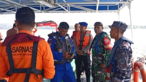 Misi Kemanusiaan di Perairan Padar: Dedikasi Tanpa Batas Prajurit Koramil 1630-01/Komodo dalam Ops SAR KM Putri Sakinah