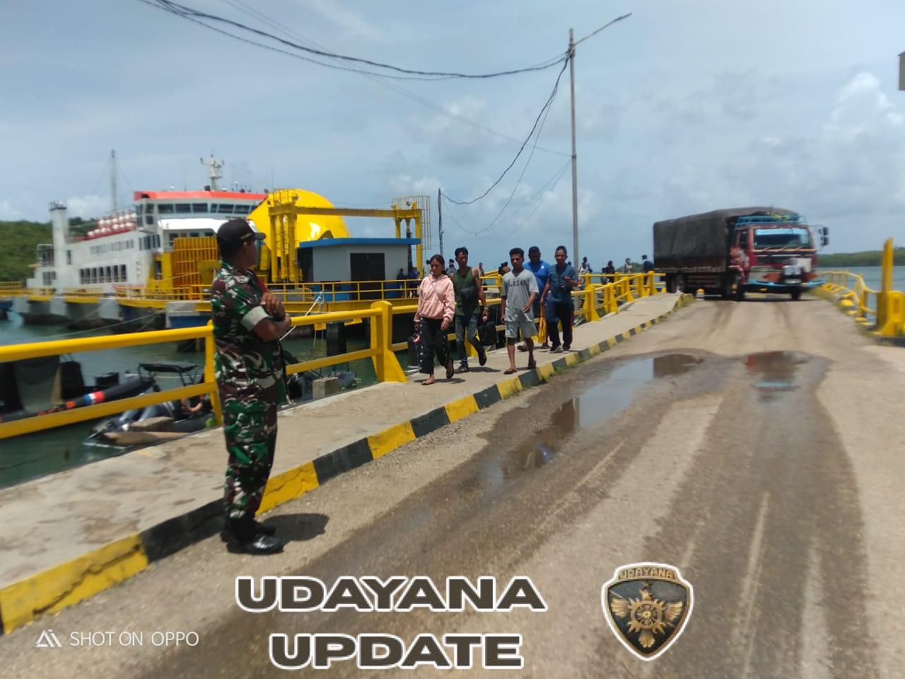 Babinsa Kodim 1627/Rote Ndao Amankan Bongkar Muat KMP Kalibodri di Pelabuhan Pantai Baru